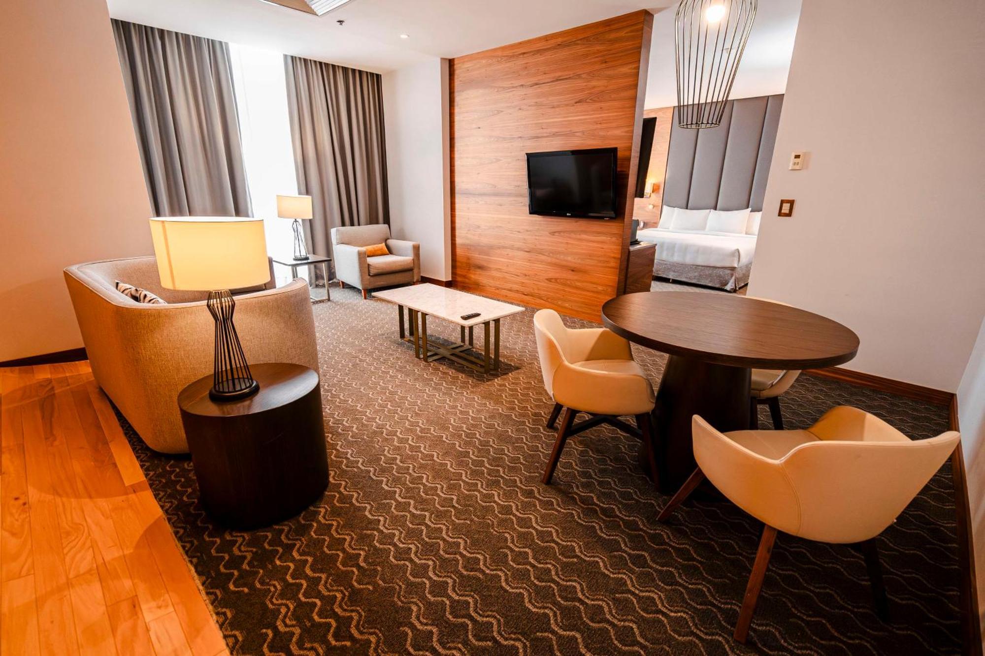 Hotel Doubletree By Hilton Santa Fe Mexico